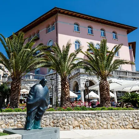 Apartment Mystique *